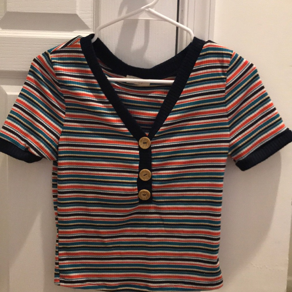 t-shirt with brown buttons